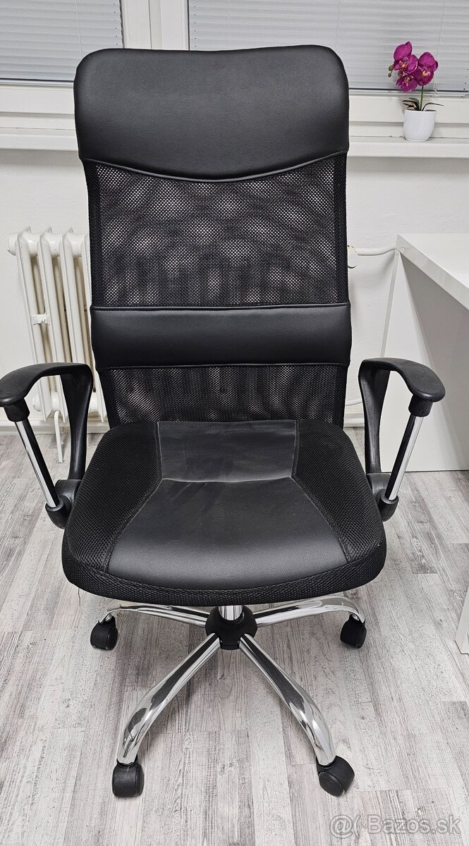 Gauč, stolík, písacie stoly, kanc. stoličky, skrinky - 10