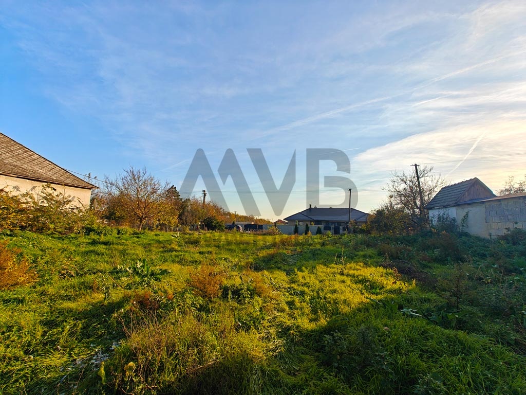 13 ÁROVÝ POZEMOK PRI KOMÁRNE S VÝHĽADOM NA JAZIERKO - 10