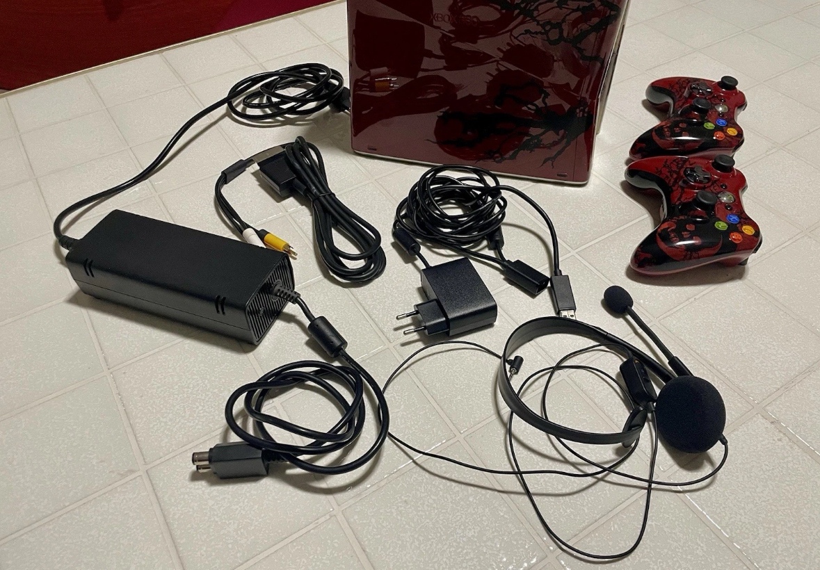 Xbox 360 Slim 320GB Gear Of War Bundle - 10