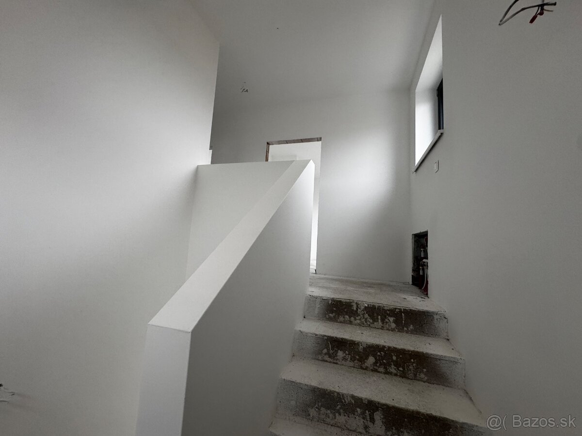 5i dom | pozemok 417m2 | 2x parking - 10