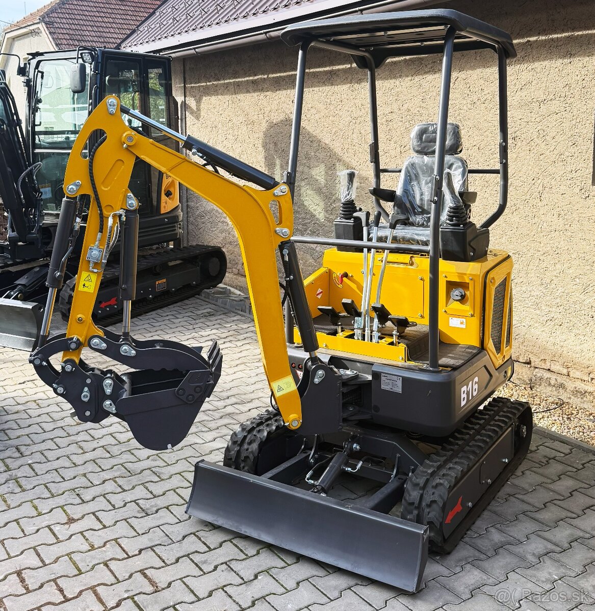 Minibagr 1,6t – Laidong 16kW, joysticky, hodně příslušenství - 10