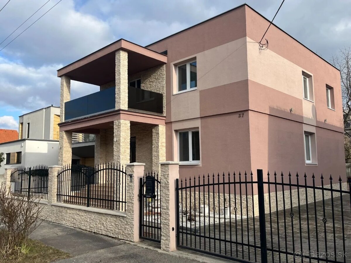 2,5 izbový byt v RD+2X park. miesto,na prenájom, Inovecká - 10