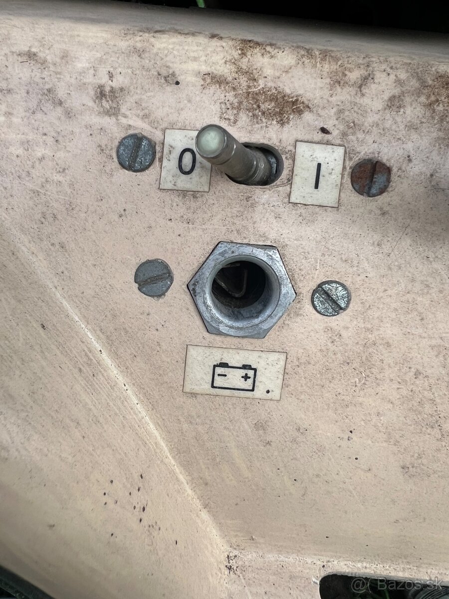 Starší elektrický invalidný vozík - 10