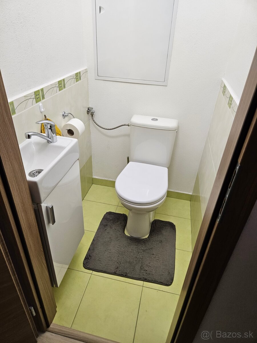 Predám slnečný priestranný 3-izbový byt v Novej Bani (74 m²) - 10