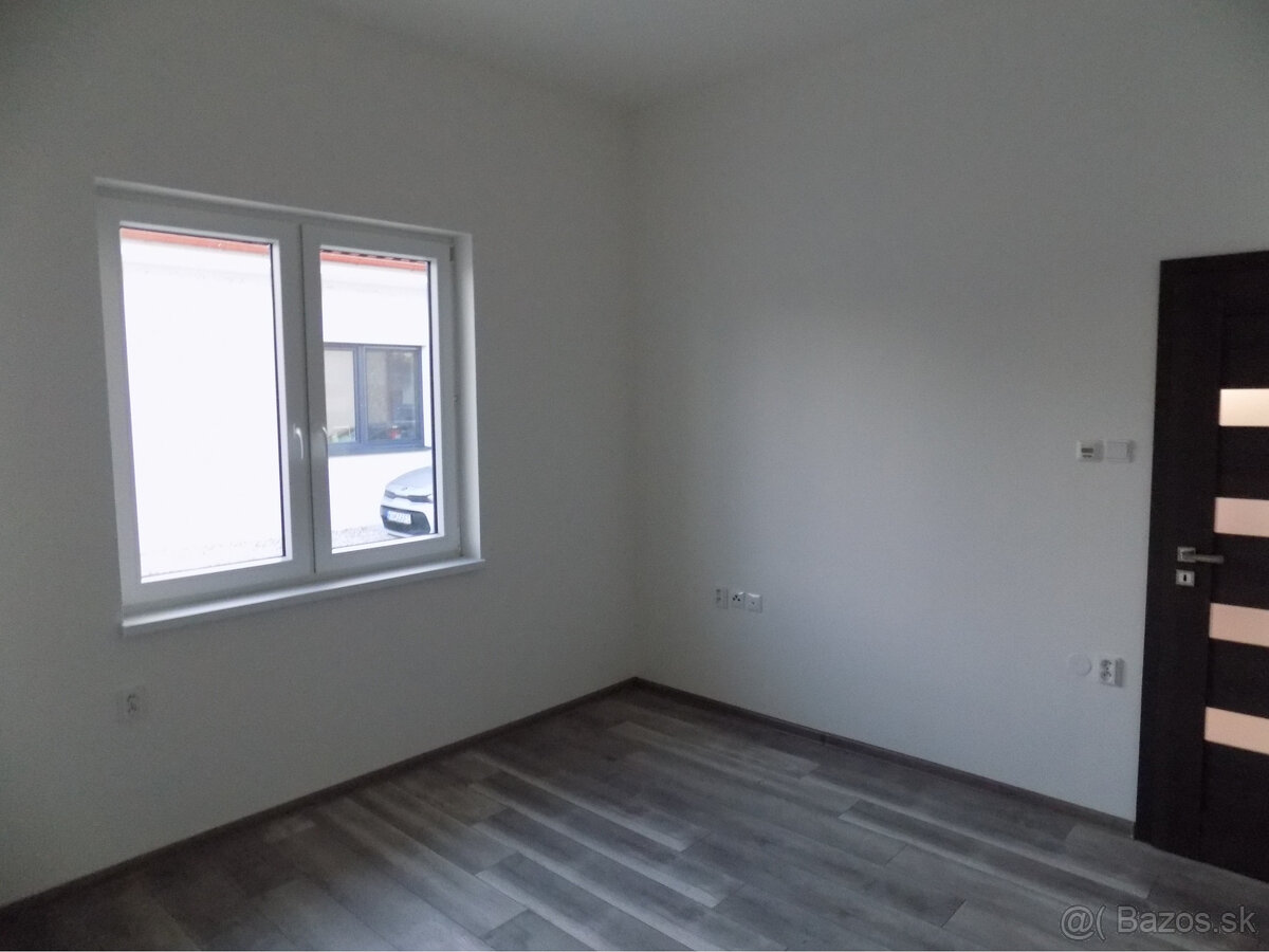 Novostavba domu v Kolárove s kuchynskou linkou + solárne pan - 10