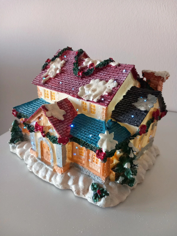 Starý svietiaci led domček po rodičoch 16x13x12 cm - 10