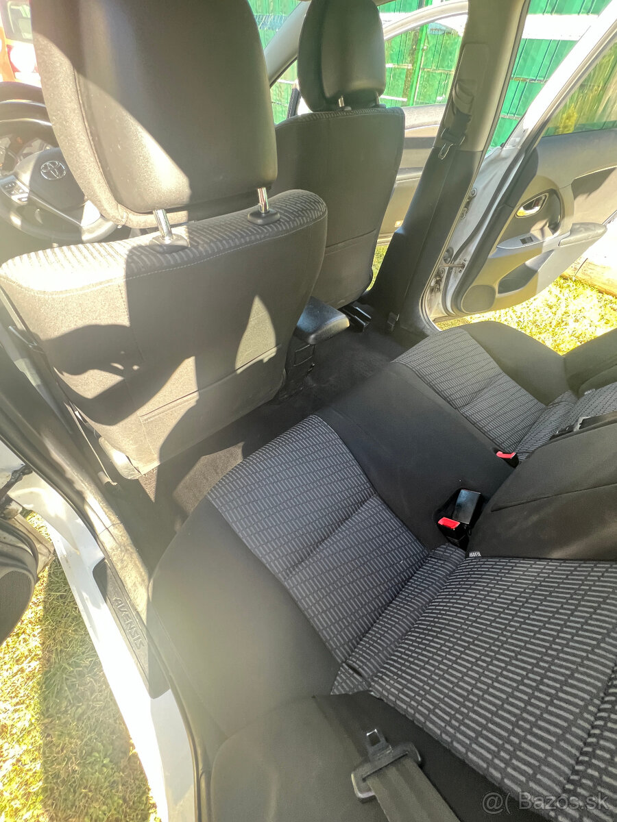 Avensis combi 2.2 D-cat - 10