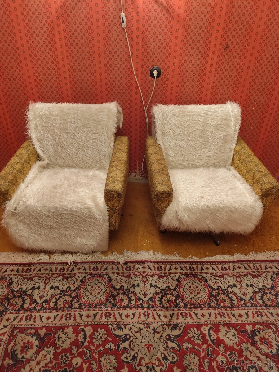 Kreslá, plagáty, rádio - 10