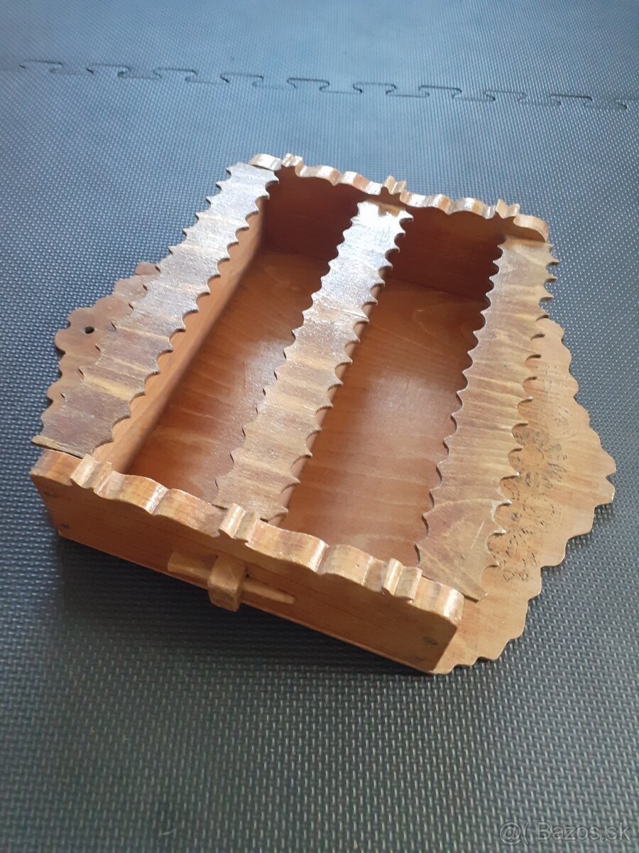 Ľudové drevené police - Podpoľanie - 10