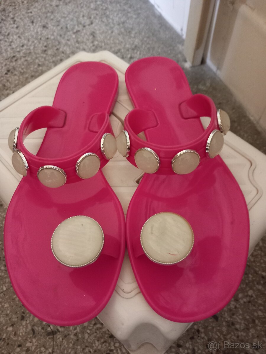 ZLAVA Predam cierne lodicky,vel.35 +slapky GRATIS - 10