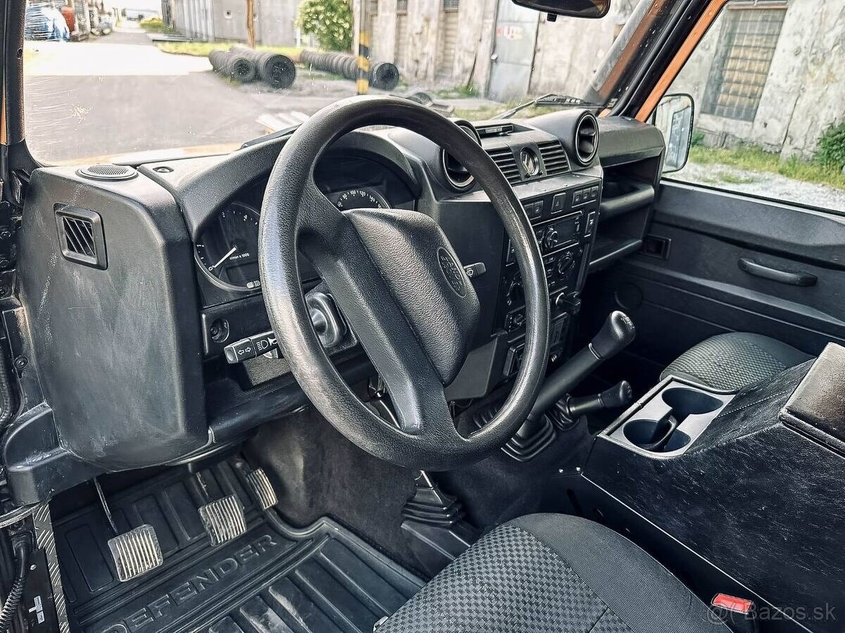 Land Rover Defender 110 2.4 SW SE - 10