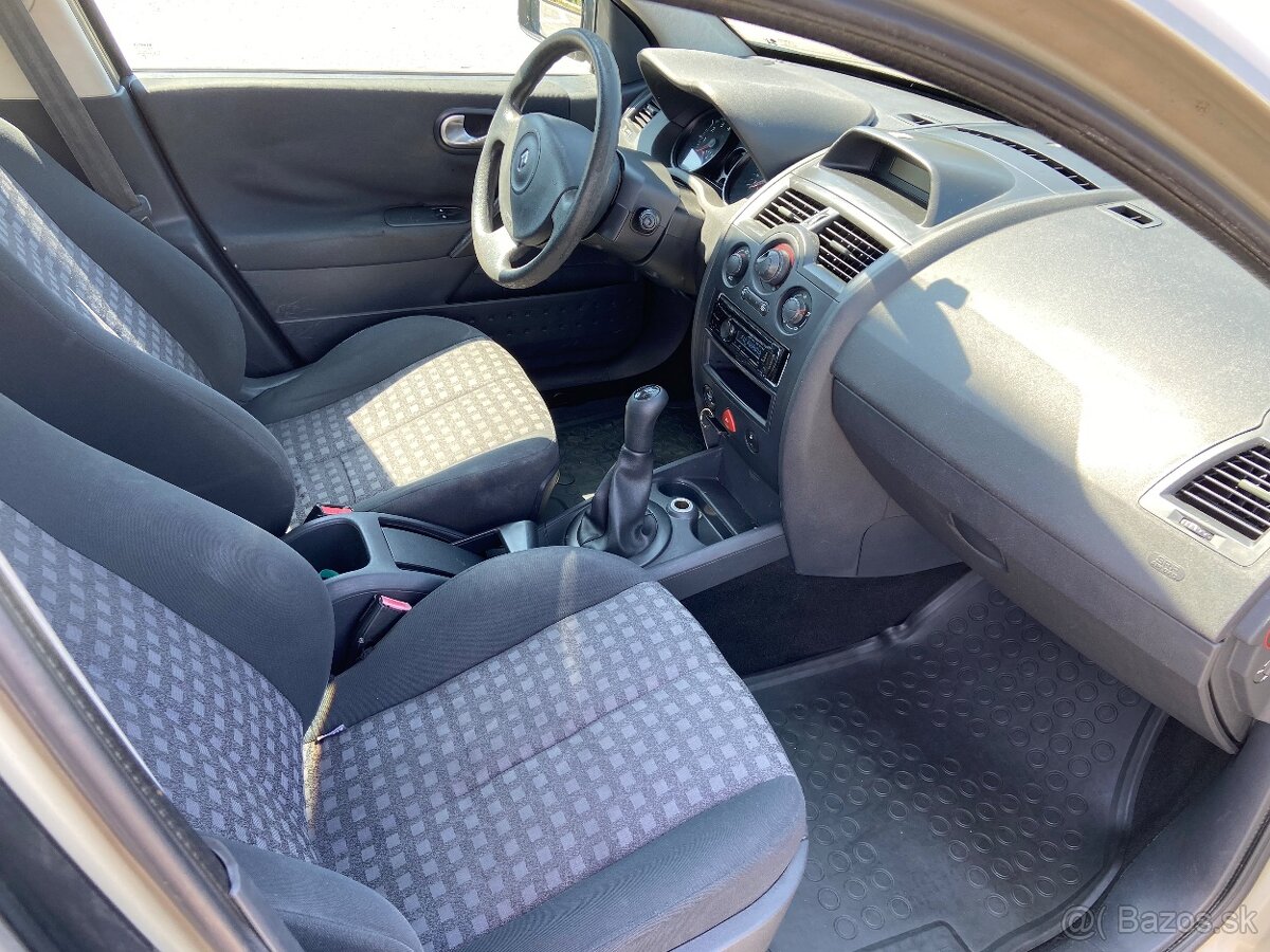 RENAULT MEGANE 1.4i 16V - 10
