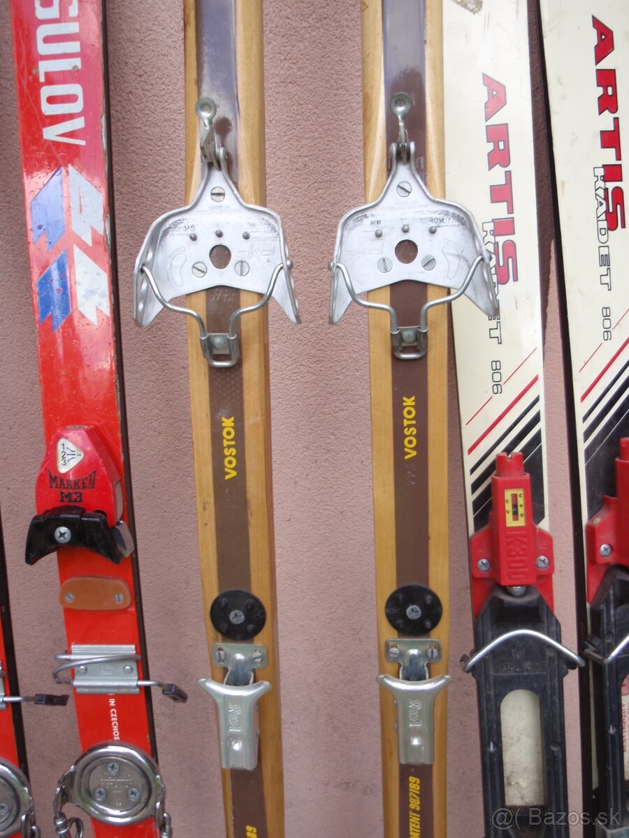 Lyžařská výbava - 9 párů lyží, hůlky, boty - 10