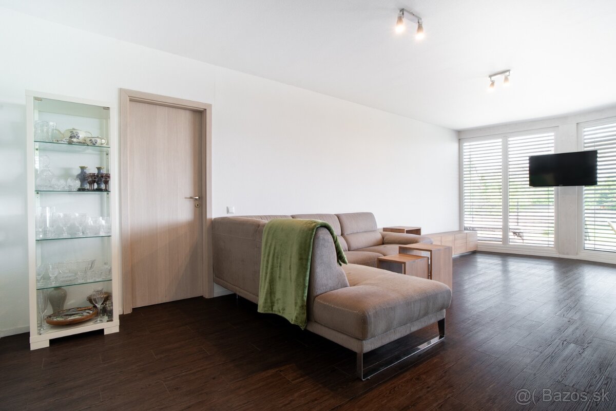 Nadštandardný dom s veľkým pozemkom - Pereš - Predaj - 10