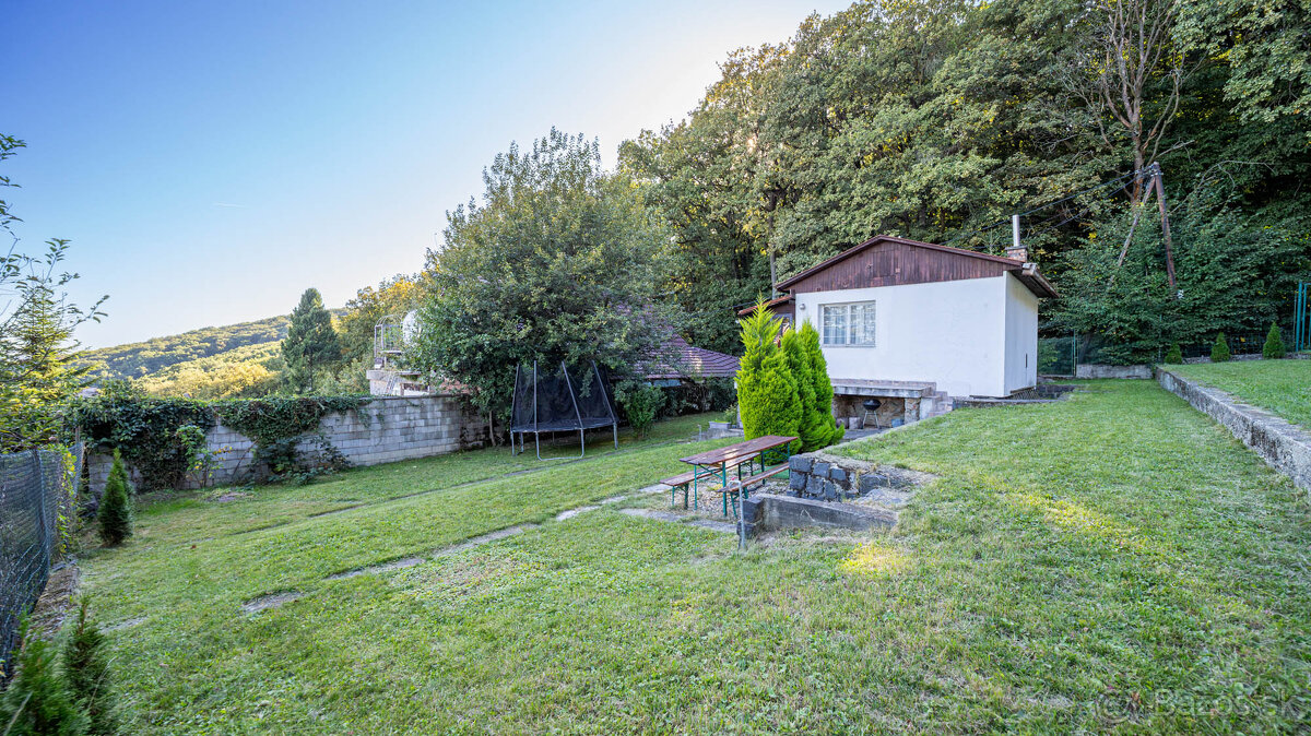 2 pozemky pri lese a krásnym výhľadom v lukratívnej časti Br - 10