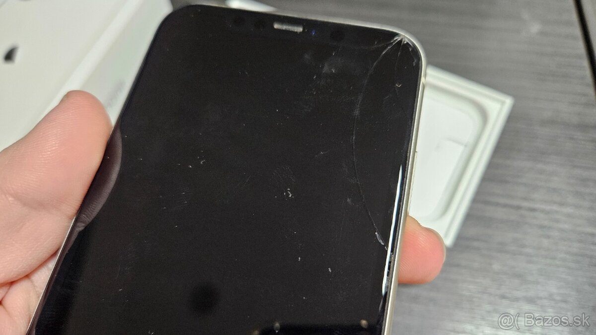 Apple iPhone 11 biely 128GB - puknutý - 10