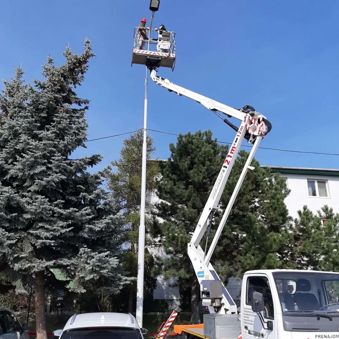 Prenájom plošina s obsluhou 21m - 10