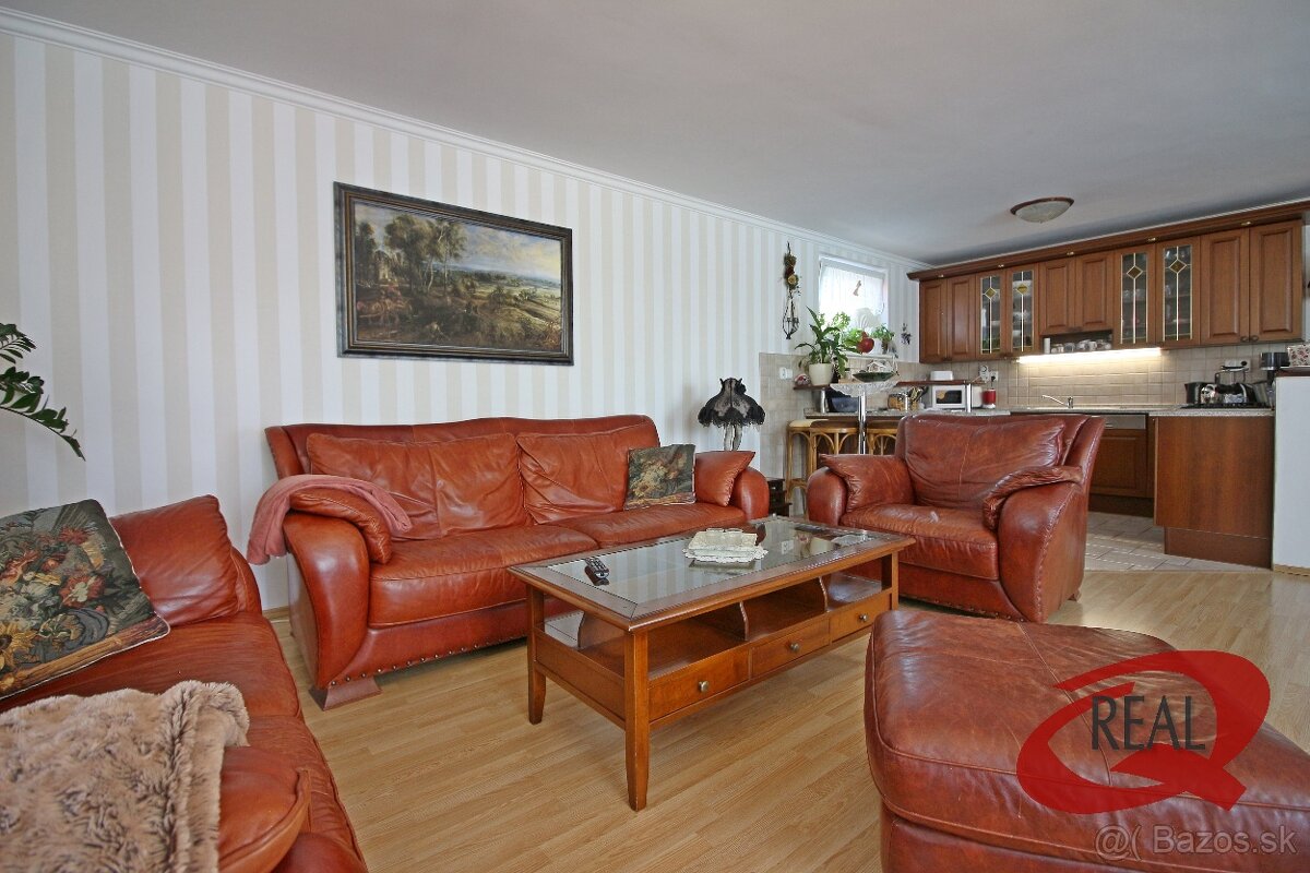 RODINNÝ DOM V SÚKROMNEJ ULIČKE S BAZÉNOM A LETNÝM DOMČEKOM - 10