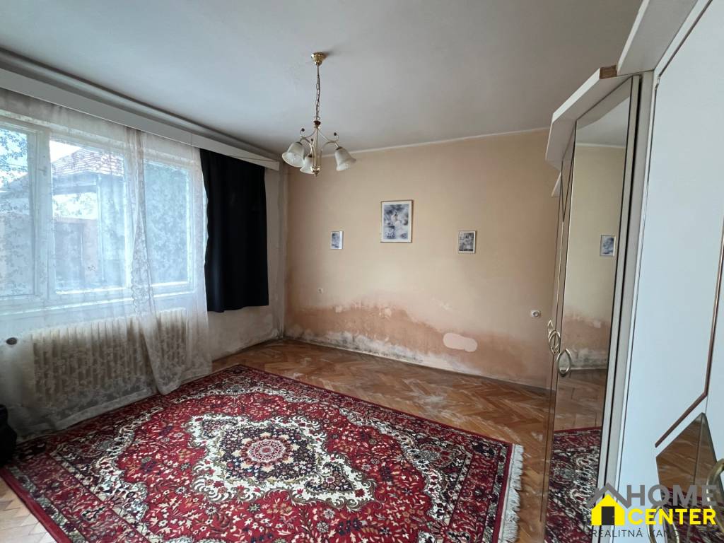 NA PREDAJ starší rodinný dom v tichej oblasti Komárna - 10