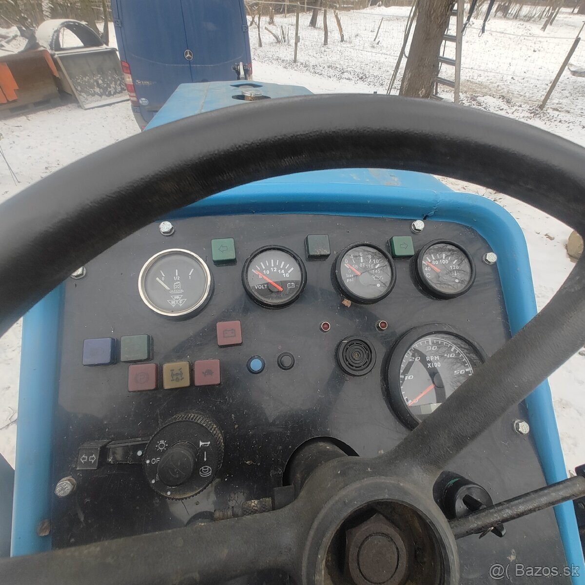 Traktor tovární MF 4x4 - 10