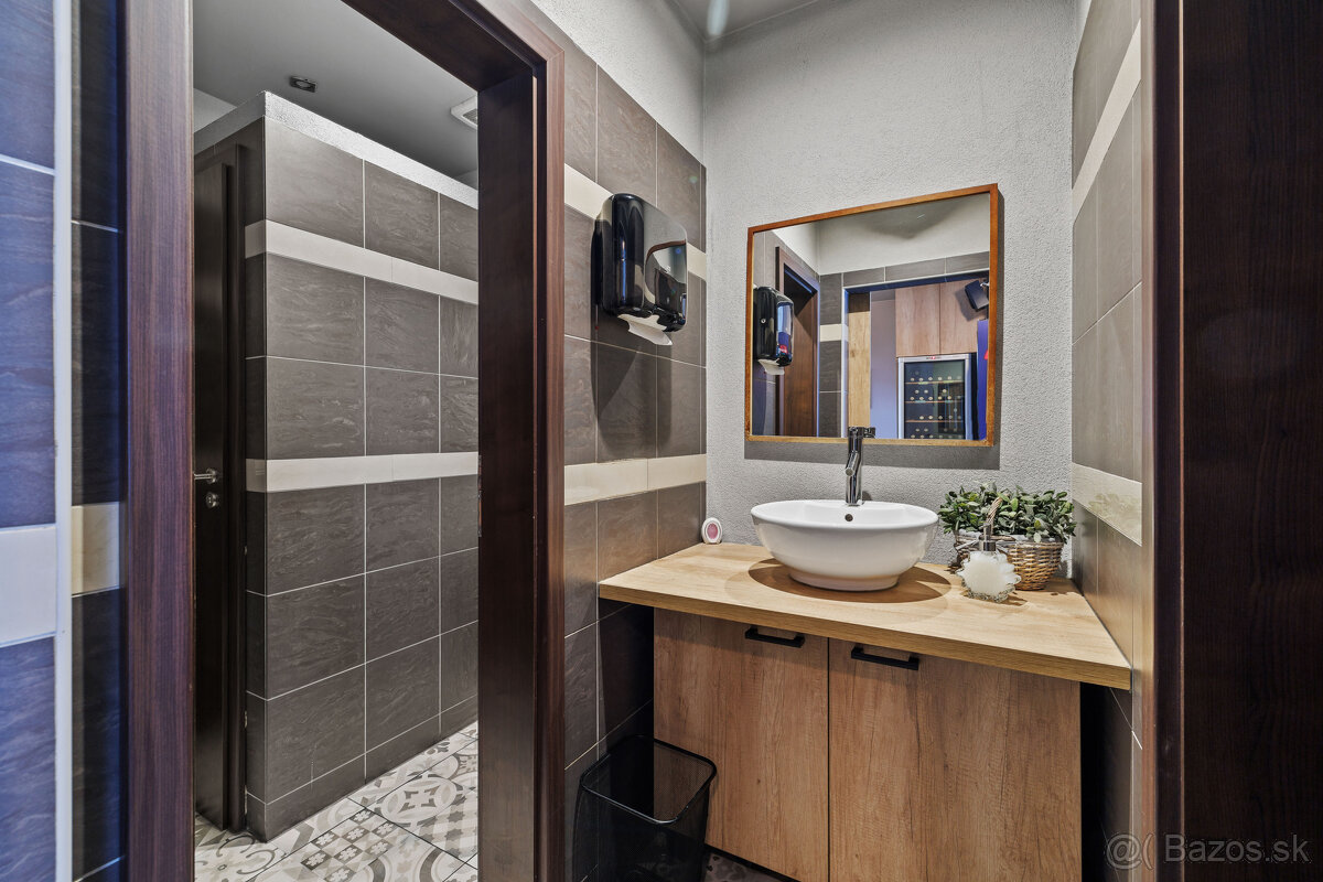 Zariadený priestor pre kaviareň, bistro s terasou na Tomášik - 10