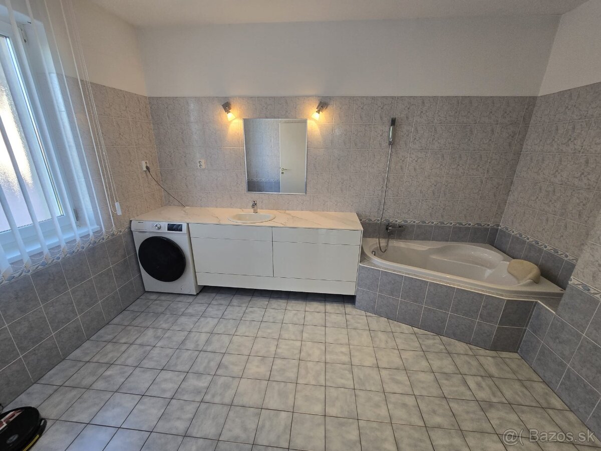 REZERVOVANE - 3 podlažný, 7 izbový RD s bazénom a garážou - 10