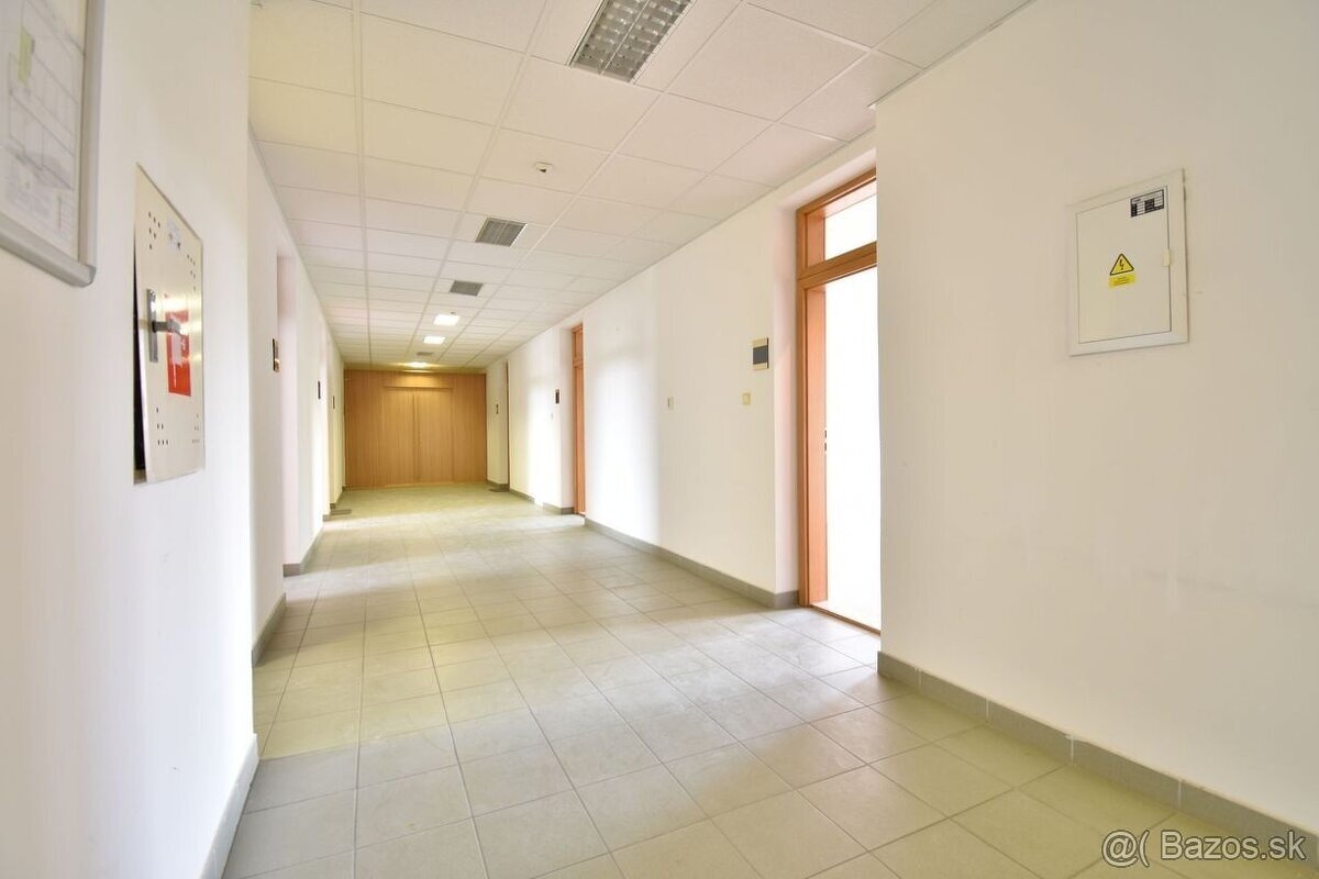 Predaj administratívna budova 1200 m²,s pozemkom na výstavbu - 10