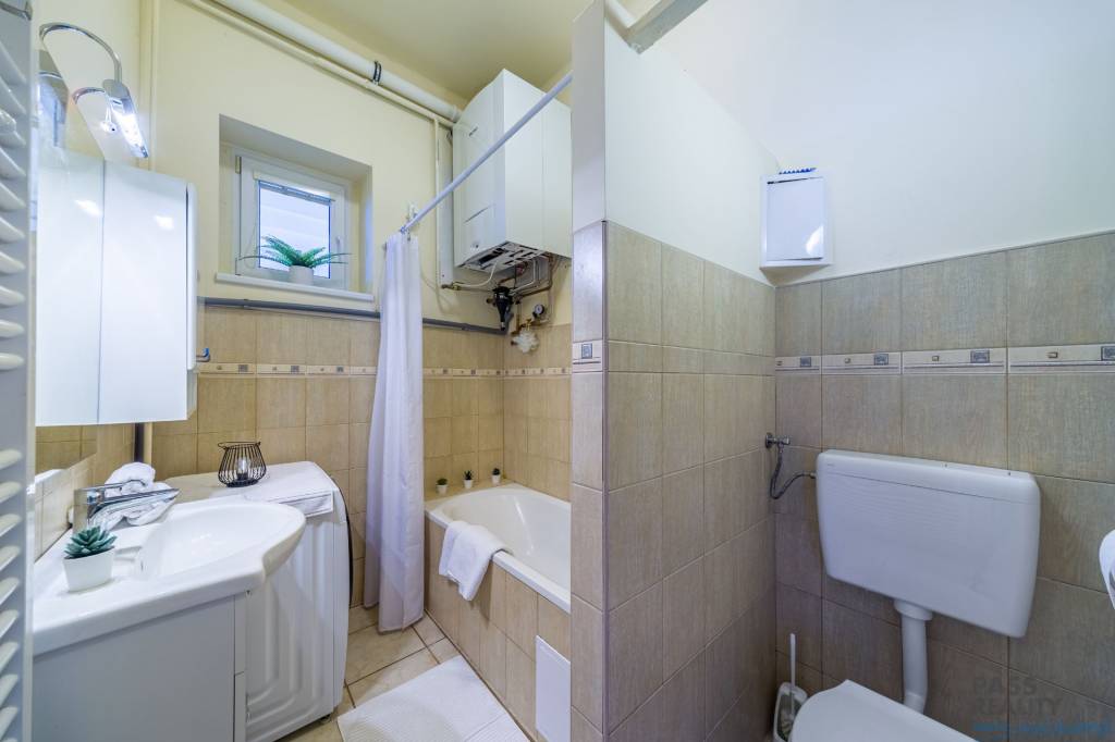 NA PREDAJ veľký 1 izbový byt s impozantnými výhľadmi na hrad - 10