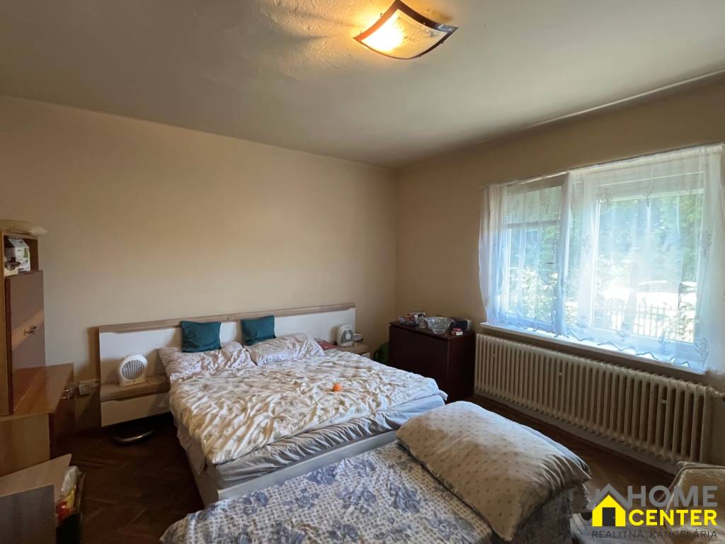 EXKLUSÍVNY PREDAJ 2 izb. rod.domu na 6,5 árovom pozemku,Zemi - 10