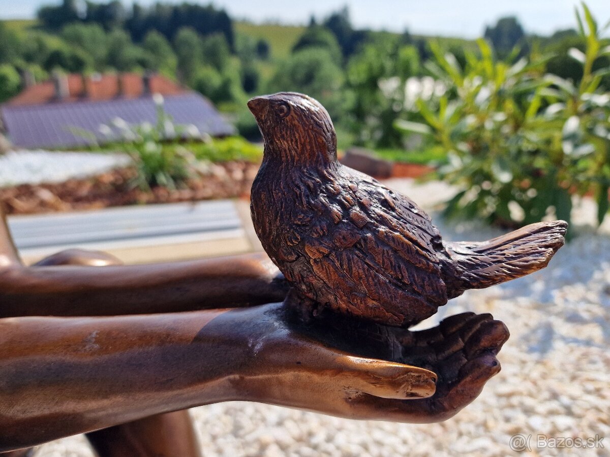 Bronzová socha - Dívka s ptáčkem - kolorovaná - 10