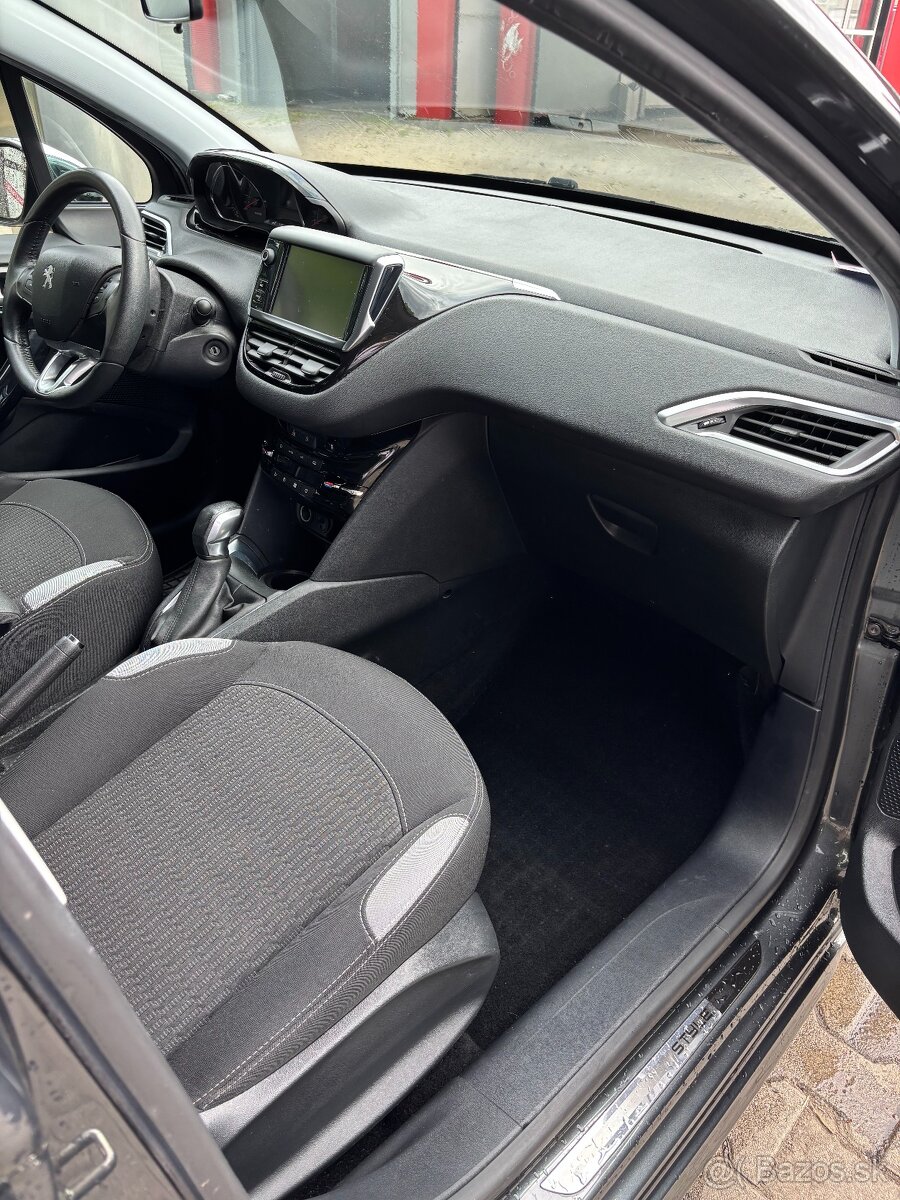 Peugeot 208 / 2014 / 1.2 Benzín - 10