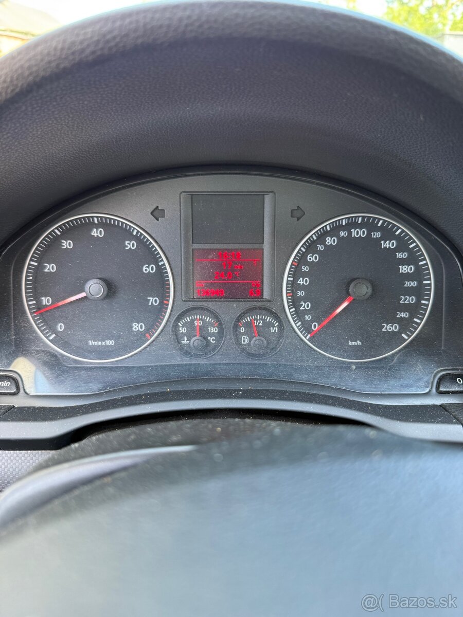 Volkswagen Golf V 1.6 Benzín 2008 - 10