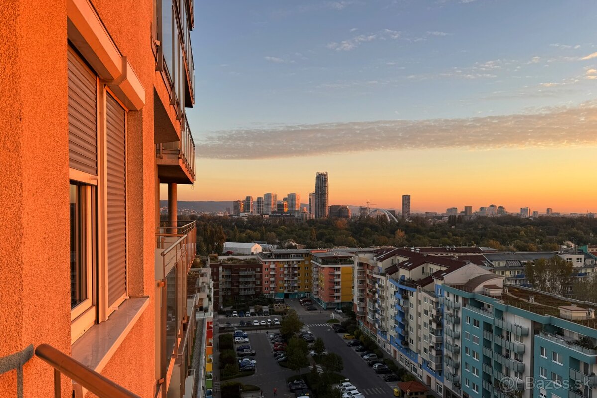 IHNEĎ VOĽNÝ | 2,5 - izbový byt so samostatnou garážou - 10