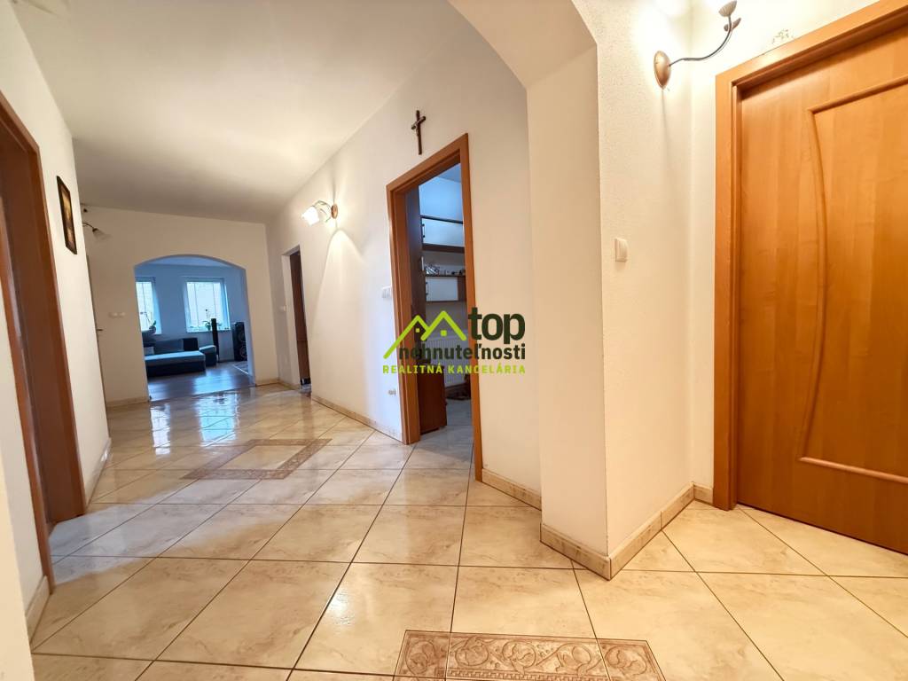 Veľké Zálužie - RD priestranný, zariadený, garáž a pozemok - 10