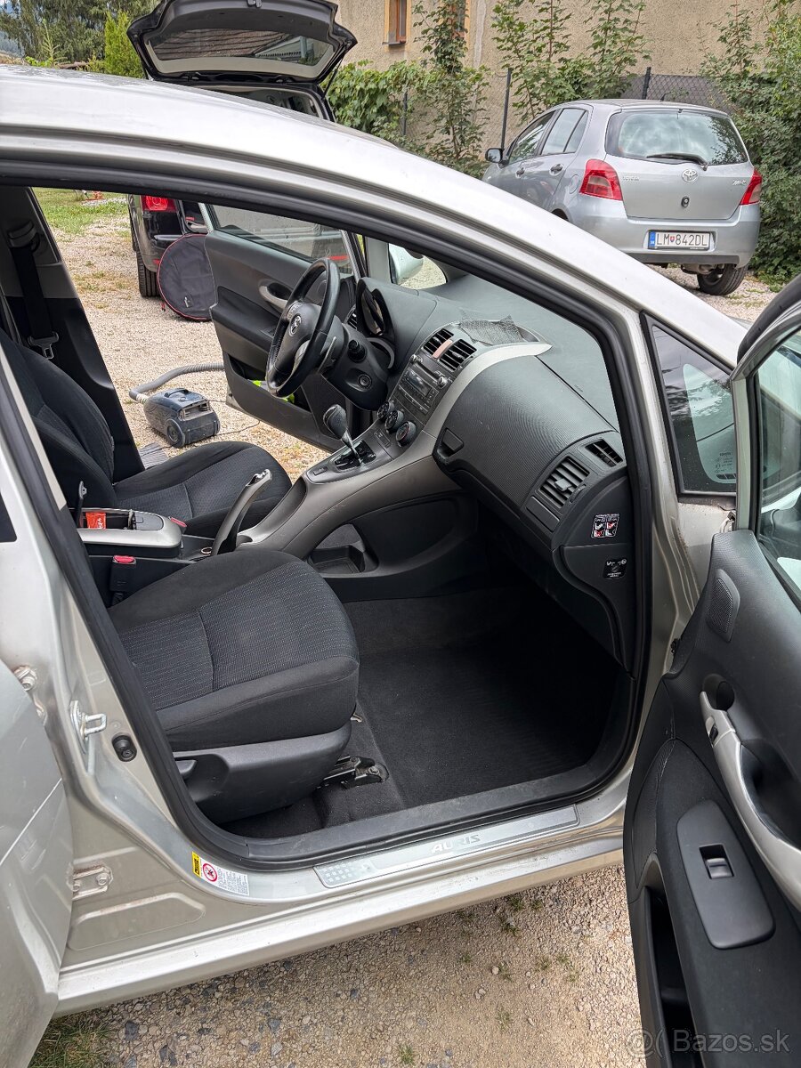 toyota auris - 10