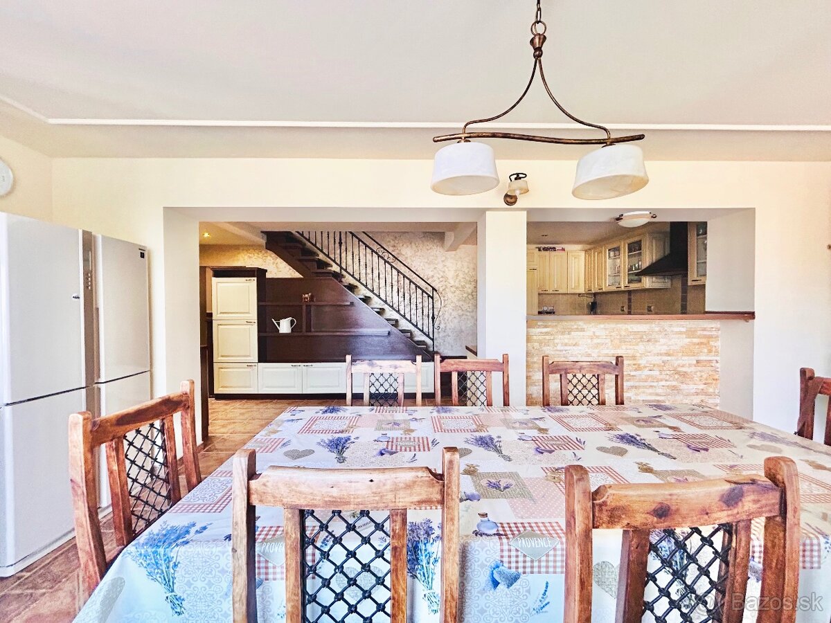 Na predaj impozantná štýlová 5-izbová rodinná vila - 10