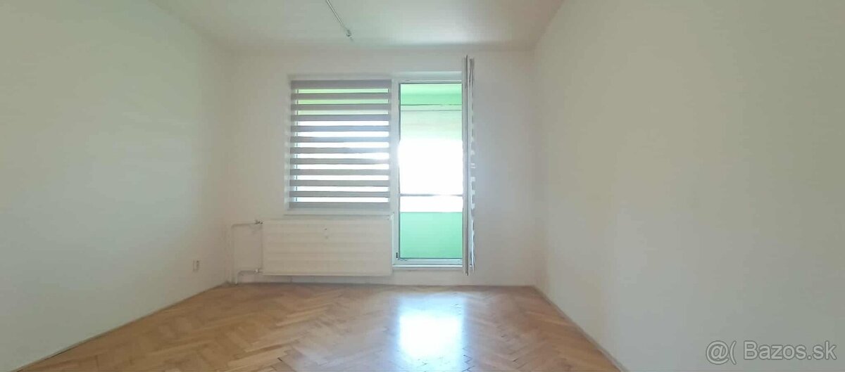 Dvojizbový byt s loggiou v zelenej časti Poltára - 10