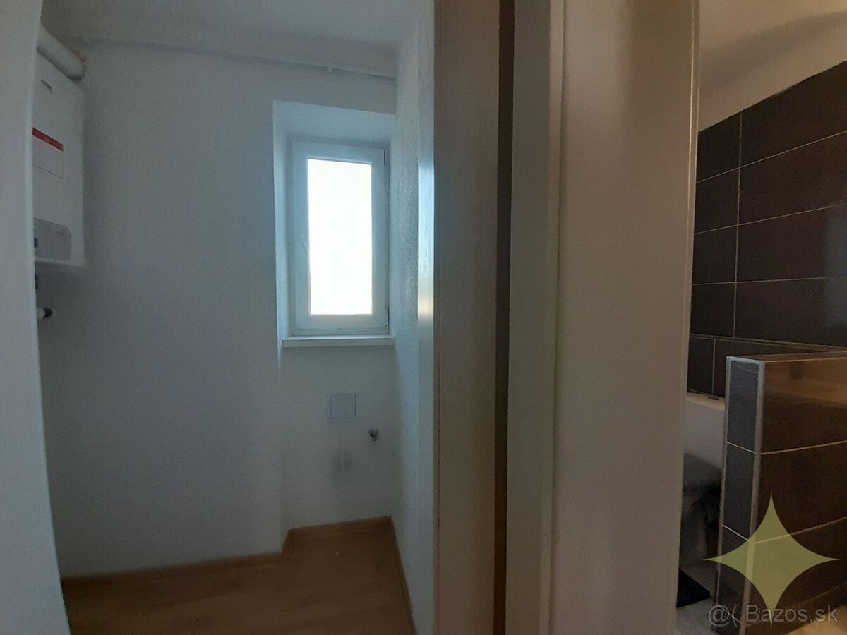 Na predaj ZREKONŠTRUOVANÝ 2-izbový byt s dvorom a GARÁŽOU v - 10