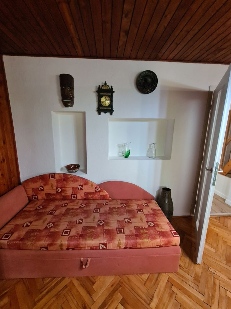 Zaujímavá pekná priestranná murovaná chata v prírode - 10