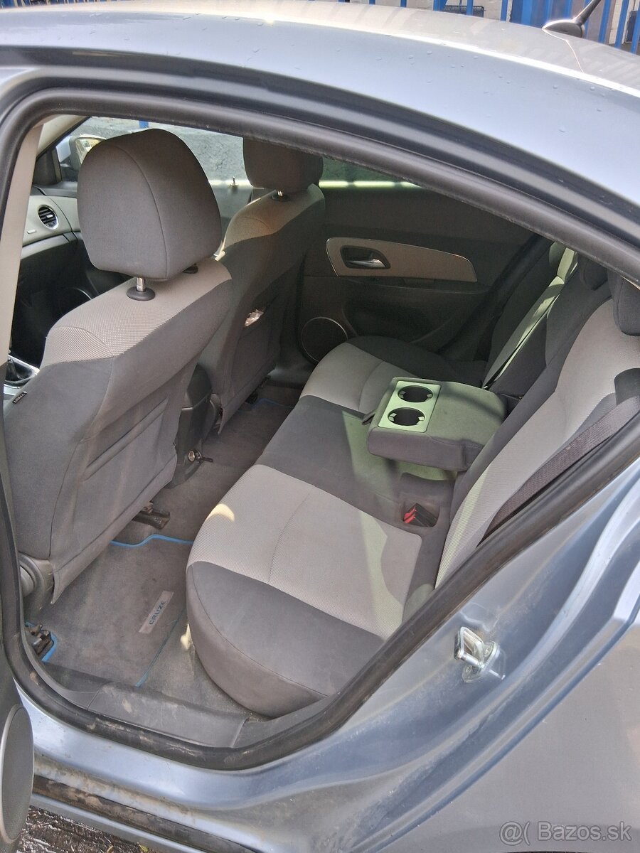 Chevrolet Cruze 1.8 Benzín + LPG, r. 2012, STK do 02/2027 - 10
