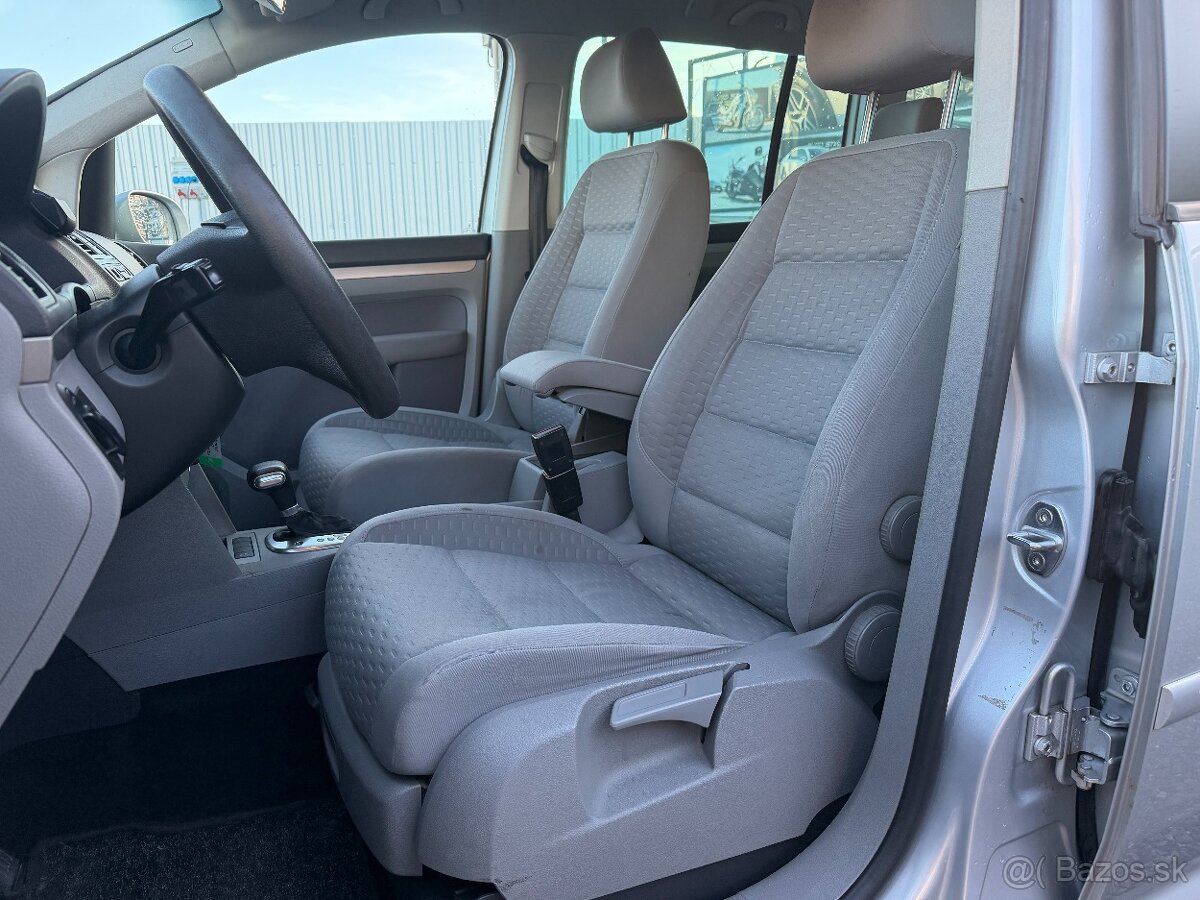 Volkswagen Touran 2.0 TDI Trendline DSG - 10