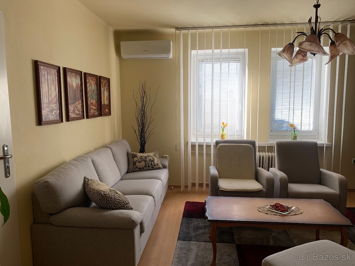 Zariadený 2-izbový byt blízko centra Levíc - 10