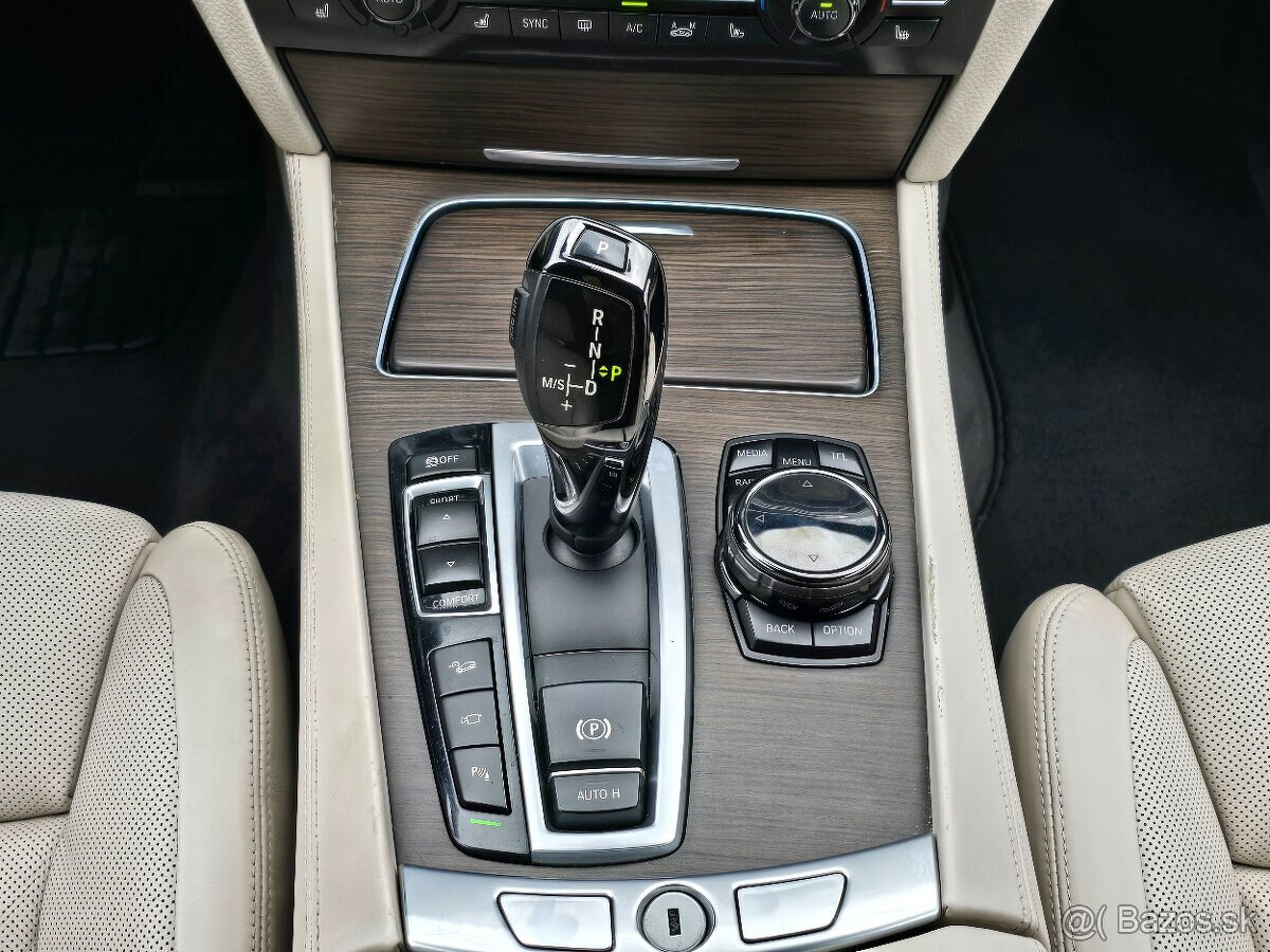 BMW 750i xDrive - 10