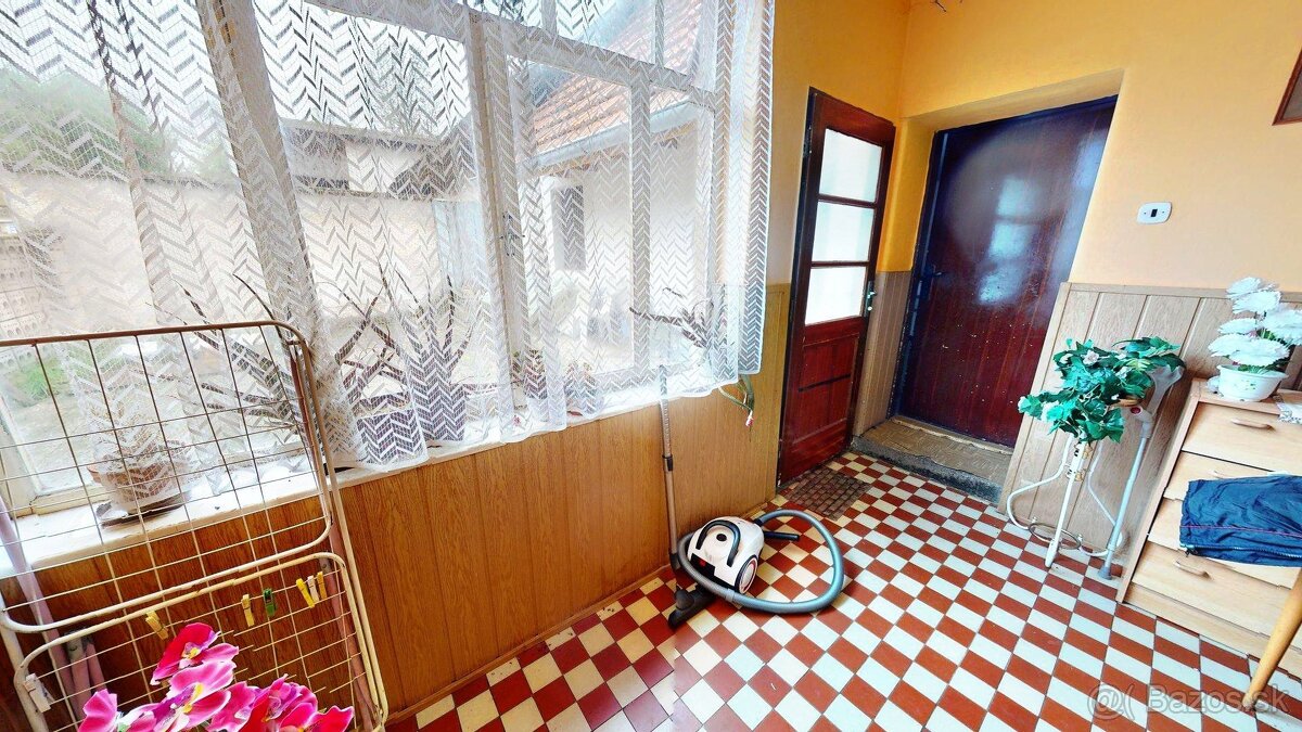 Na predaj rodinný dom v obci Dolný Lopašov s veľkým pozemkom - 10