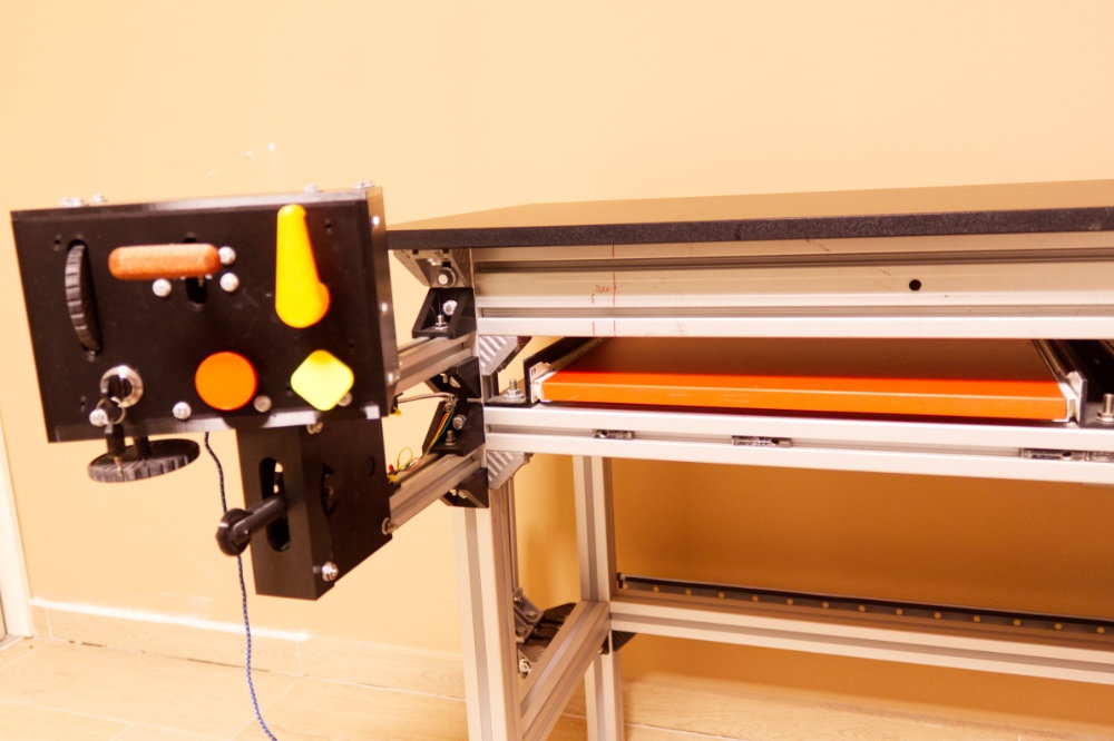 Predám herné kreslo so stolom a príslušenstvom - 10