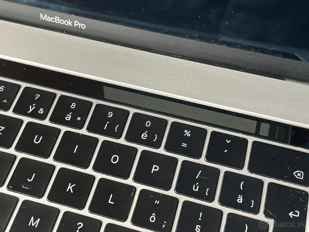 MacBook Pro 2018 15", 16GB RAM, 256GB SSD - 10