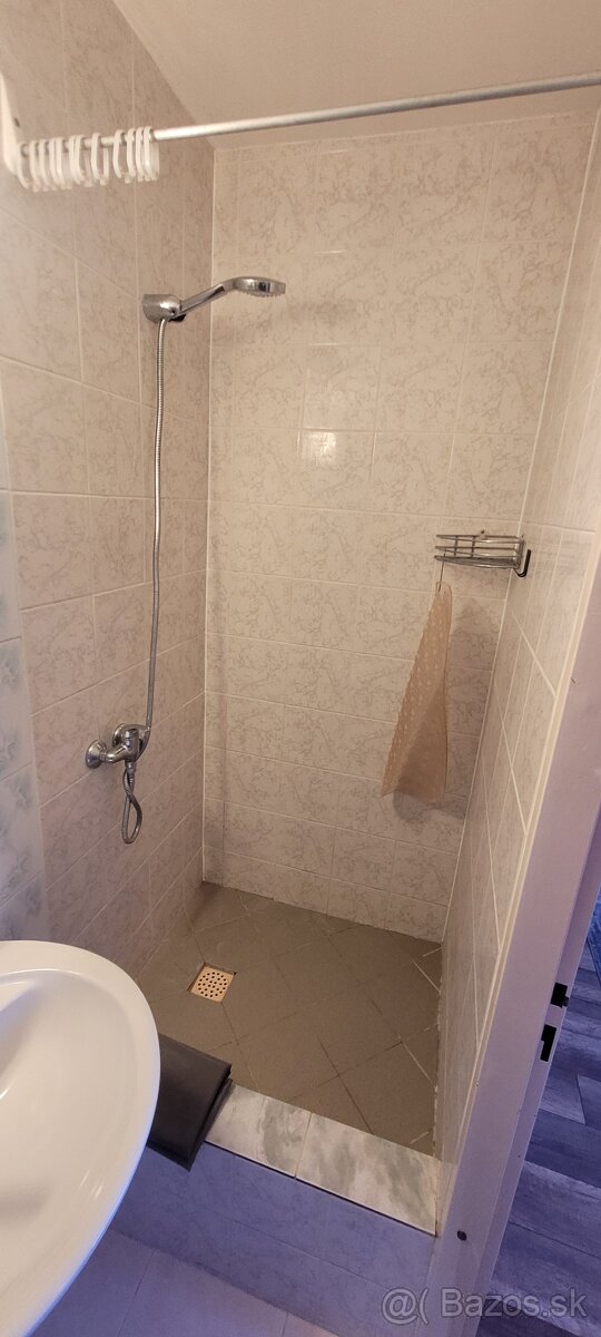 Izba s kúpelňou a kuchynkou na prenájom - 10