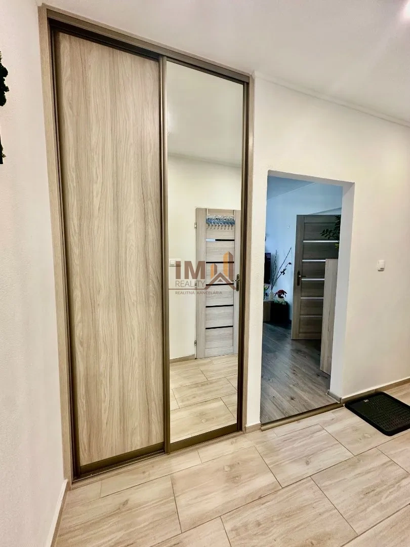 NA PREDAJ VEĽKÝ KOMPLETNE ZREKONŠTRUOVANÝ 2i BYT S LOGGIOU - 10