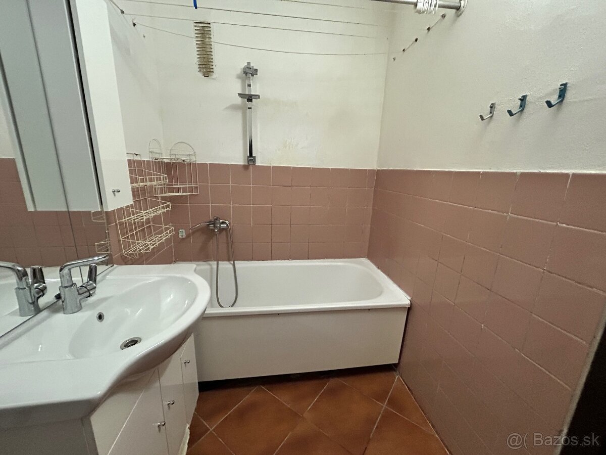 Predám veľkometrážny 3izbový byt s balkónom - 10