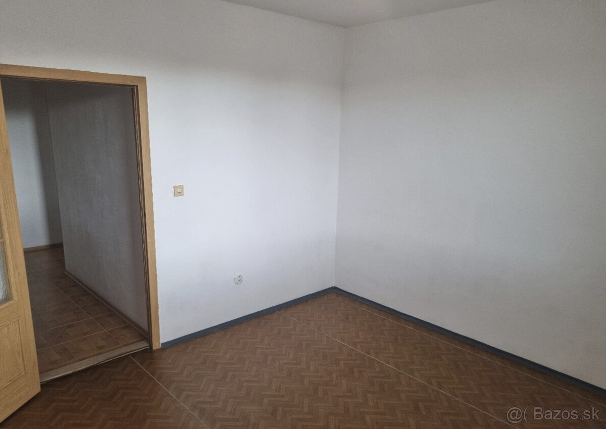 Priestranný 3-izbový byt s loggiou v centre Senca – ideálny - 10